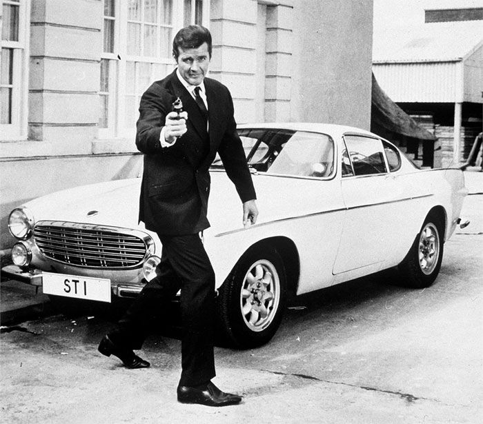 Roger Moore als Simon Semplar mit seinem Volvo 1800 S