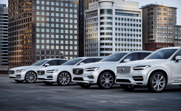 Volvo T8 Twin Engine Flotte: Volvo S90, Volvo V90, Volvo XC60 und Volvo XC90 mit T8 Twin Engine AWD Inscription (v.l.)