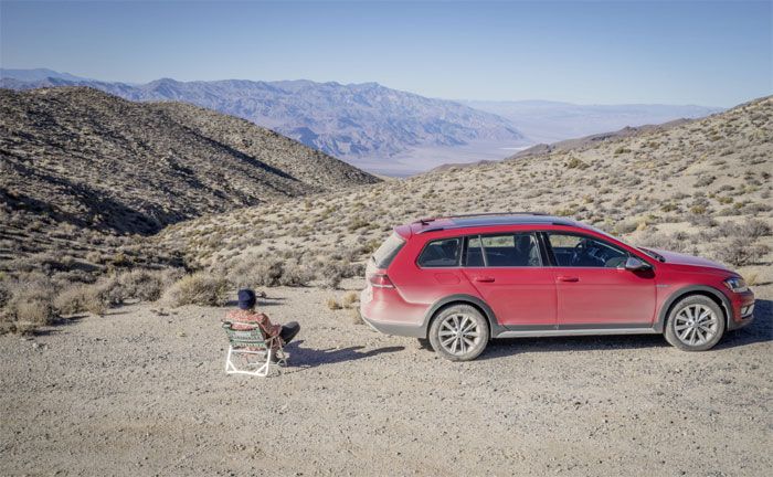 VW Golf Alltrack durchquert das Death Valley