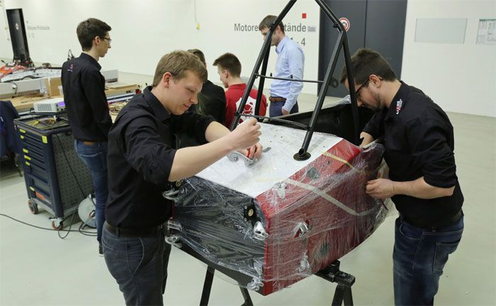 Braunschweiger Studenten fertigen das Moncoque ihres neuen Elektro-Rennwagen LR17.