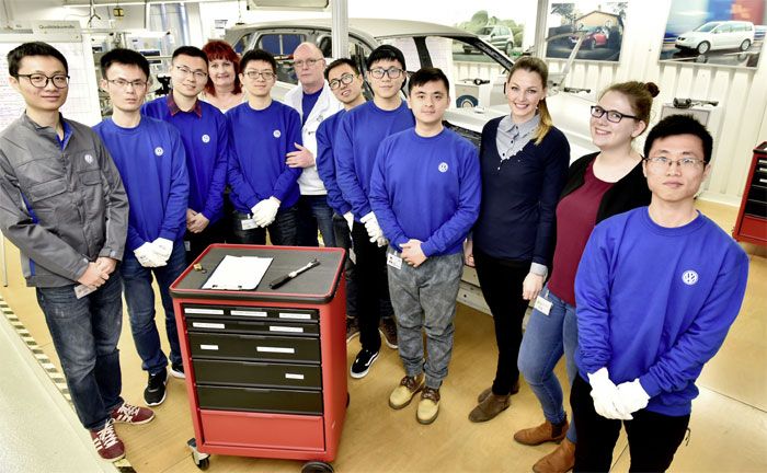 Lernwerkstatt Karosseriebau im Werk Wolfsburg: Dual-Master-Studenten mit Instruktor und Betreuern