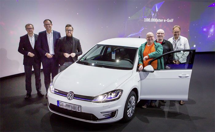 Der 100.000ste e-Golf ist Ende November in der Glsernen Manufaktur Dresden an Maik Jaehde (3.v.r.) bergeben worden.