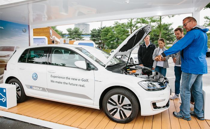 Von einem professionellen Instruktor erfahren Besucher alles ber Hybrid- oder Elektroautos.