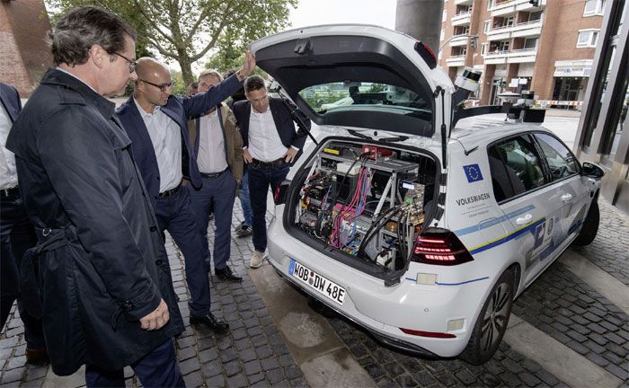 Bundesverkehrsminister Scheuer (links) informiert sich ber die Testfahrten der automatisierten e-Golf Flotte in Hamburg: rechts, Leiter Volkswagen Group Innovation, Axel Heinrich.