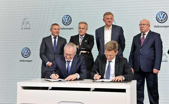 Prsident der GAZ Gruppe, Vadim Sorokin, und Christian Bleiel, Leiter Geschftsfeld Motor und Werkleiter Salzgitter, unterzeichnen Kooperationsvereinbarung