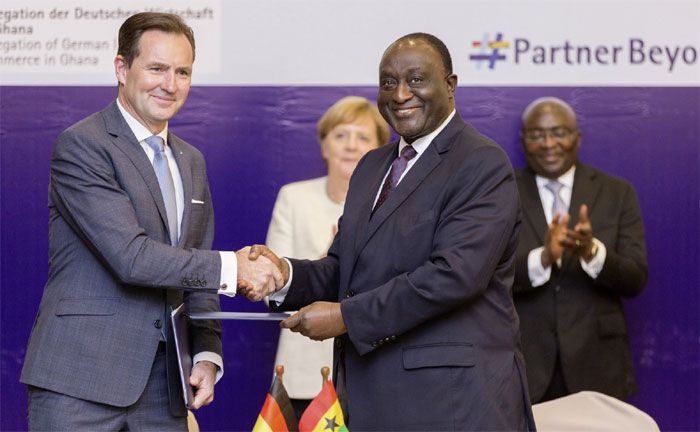 Thomas Schaefer (links), Leiter der Volkswagen Sub-Sahara-Region, und Alan Kyerenmaten, Minister fr Handel und Industrie in Ghana