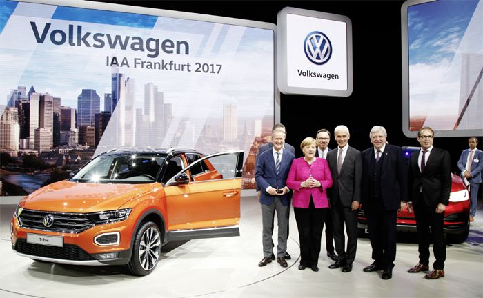 Bundeskanzlerin Merkel bei Volkswagen zu Besuch auf der IAA