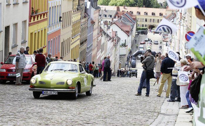 Karmann Ghia Typ 14 Coup (1974): Der bei Karmann in Osnabrck gebaute Volkswagen hat bereits Erfahrung mit der Sachsen Classic, hier bei der traditionellen Wertungsprfung Steile Wand von Meerane.