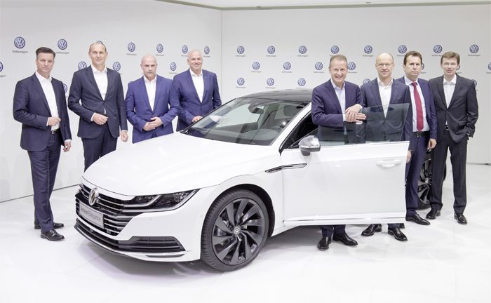 Volkswagen Markenvorstand am neuen Arteon: (v.l.n.r.) Thomas Schmall, Ralf Brandsttter, Thomas Ulbrich, Jrgen Stackmann, Herbert Diess, Arno Antlitz, Karlheinz Blessing und Frank Welsch.