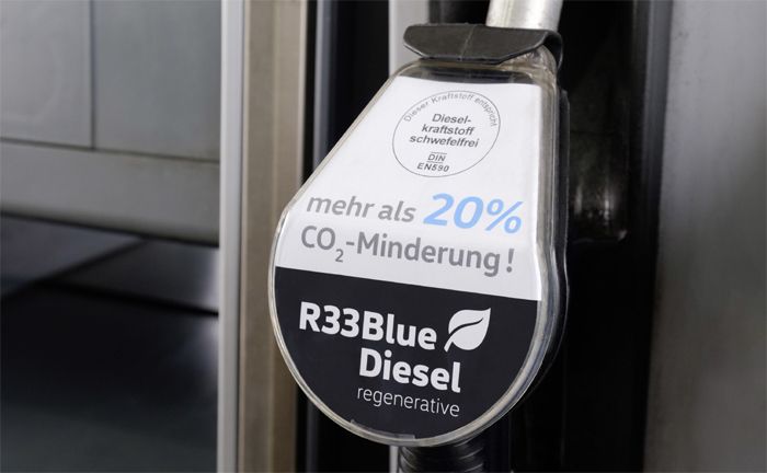 R33 BlueDiesel Kraftstoff an der werksinternen Tankstelle in Wolfsburg getestet