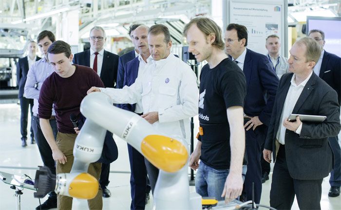 Volkswagen Sachsen: Start up Wandelbots prsentiert Funktionsarbeitsjacke zur Roboterprogrammierung
