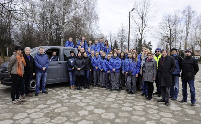 Volkswagen Transporter an die Gedenksttte Auschwitz bergeben
