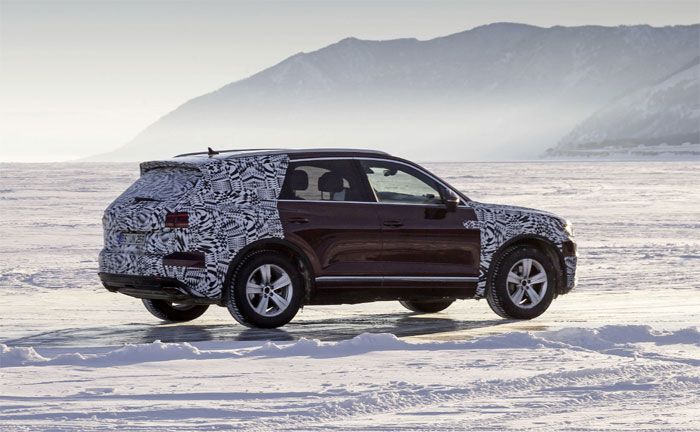 Volkswagen Touareg Prototyp auf dem zugefrorenen Baikalsee