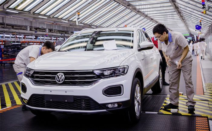 Volkswagen Mitarbeiter im chinesischen FAW-Volkswagen Werk Foshan