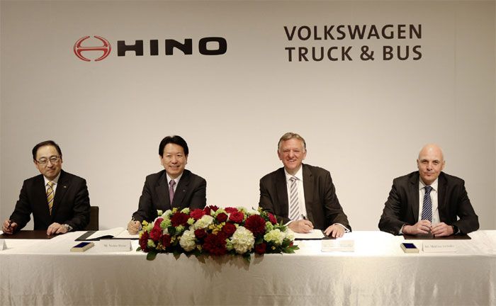 (v.l.) Taketo Nakane, Director und Senior Managing Officer Hino Motors, Yoshio Shimo, President & CEO Hino Motors, Andreas Renschler, Vorstandsmitglied VW AG und CEO VW Truck & Bus, Matthias Grndler, CFO VW Truck & Bus