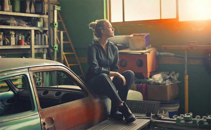 Automechanikerin in einer Autowerkstatt (Foto: Unsplash)
