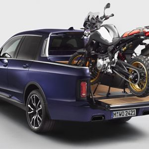 BMW X7 Pickup mit BMW F 850 GS Motorrad im Gepck