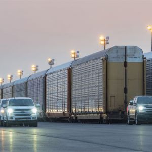 Batterie-elektrischer Ford F-150 zieht 10 Eisenbahn-Waggons