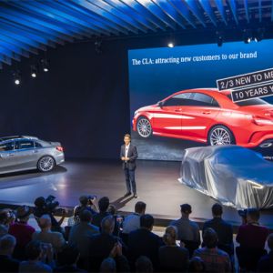 Dietmar Exler, President & CEO von Mercedes-Benz USA präsentiert die A-Klasse Limousine auf der LA Auto Show