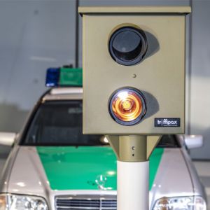 Der Starenkasten: Seit 1959 werden in der Bundesrepublik Deutschland Anlagen zur Geschwindigkeits�berwachung eingesetzt. Diese station�re Variante tr�gt ihren Namen wegen der an einen Nistkasten erinnernden Form. (Foto: Mercedes-Benz Classic)