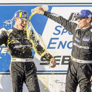 Dylan Murry (l.) und Jim Cox von Riley Motorsports bei der Siegerehrung