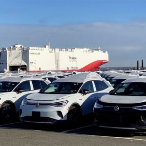 Volkswagen ID.4 1ST startet �kologisch transportiert im LNG Frachtschiff in die Welt