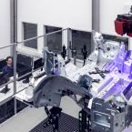 Im virtuellen Messraum wird die Oberfl�che von Karosserieteilen mit einem hochaufl�senden Scanner untersucht.