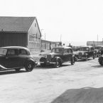 Daimler-Benz Pritschenwagen, Kastenwagen und Krankenwagen auf Basis des Personenwagens 170 V im Werk Sindelfingen. Rechts ein Krankenwagen auf Basis des 170 V.