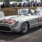 Sir Stirling Moss im Mercedes-Benz 300 SLR (W 196 S) beim Goodwood Festival of Speed 2015. (Foto: Mercedes-Benz Classic)