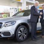 Frank Dei (rechts), Leiter Produktion Powertrain Mercedes-Benz Cars und Standortverantwortlicher Mercedes-Benz Werk Untertrkheim bei der bergabe des Mercedes-Benz GLC F-CELL an Wolfgang Reimer, Regierungsprsident des Regierungsbezirks Stuttgart in Bad