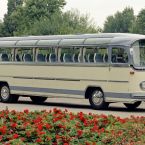 Mercedes-Benz O 321 HL (1957 bis 1964) in der Ausführung als Fernreisebus mit Dachrandverglasung.