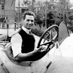 Ralph DePalma im Juli 1914 im Werk Untertürkheim am Steuer eines Mercedes Grand-Prix-Rennwagens.