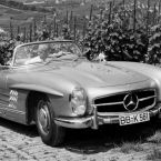Mercedes-Benz 300 SL Roadster (W 198). Produktionszeit der Baureihe von 1957 bis 1963. Genrefoto aus dem Jahr 1961 in den Weinbergen auf dem Stuttgarter Rotenberg mit Blick auf das Mercedes-Benz Werk Untertürkheim im Hintergrund. (Foto: Mercedes-Benz)