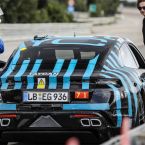 Porsche Taycan-Prototyp auf der Hochgeschwindigkeitsstrecke in Nard� (Italien): Fahrerwechel w�hrend der Hei�landerprobung