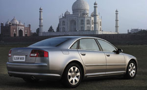 Audi A8 vor dem Tadj Mahal
