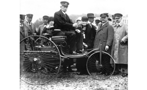 Carl Benz auf seinem ersten Patent-Motorwagen vom Typ I aus dem Jahr 1886