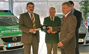 Innenminister Lorenz Caffier (links) bekommt den symbolischen Fahrzeugschlssel von VW-Vertriebsmanager Volker 