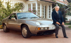 Ferry Porsche an seinem 70. Geburtstag mit einem Porsche 928, 1979