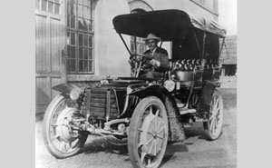 Ferdinand Porsche am Steuer eines von ihm konstruierten Lohner-Porsche Mixte-Tourenwagens aus dem Jahr 1903