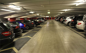 Testsieger Deutschland 2013: Die Tiefgarage Goetheplatz in Frankfurt am Main hat vieles richtig gemacht: helle und bersichtlich gestaltete Parkebenen, bequeme Schrgparkpltze und deutlich markierte Fuwege.