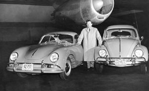 1958: Ferry Porsche mit den Porsche-Konstruktionen Typ 356 und Typ 60