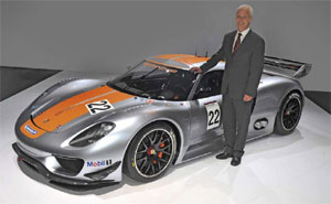 Matthias Mller, Vorsitzender des Vorstandes der Porsche AG, prsentiert den Porsche 918 RSR