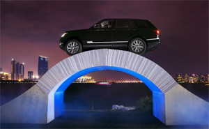 Range Rover fhrt ber Papierbrcke