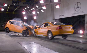 Mercedes-Benz A-Klasse beim Crashtest mit einer Mercedes S-Klasse