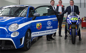 Abarth ist Sponsor und offizieller Fahrzeugpartner des Werksteam von Yamaha