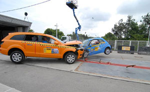 Audi Q7 im Crashtest mit Fiat 500