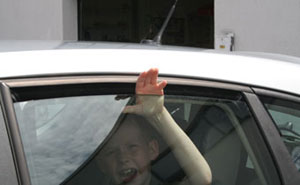 Kinderhand eingeklemmt im Fenster
