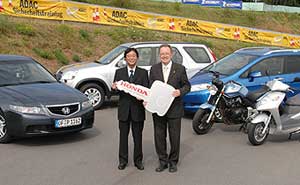 Hideo Tanaka, Prsident Honda Motor Europe (North) bergibt ADAC-Vizeprsident fr Verkehr, Dr. Erhard Oehm 220 neue Fahrzeuge