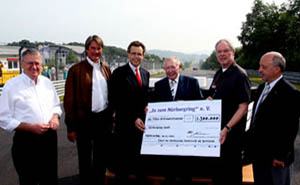 (v.l.n.r.) : Arno Derichs (ADAC Mittelrhein), ADAC-Sportprsident Hermann Tomczyk, Porsche-Vorstandsmitglied Dr. Wolfgang Drheimer, Otto Flimm, Vorsitzendes des Vereins Ja zum Nrburgring, Dr. Walter Kafitz, Hauptgeschftsfhrer der Nrburgring GmbH und Dr. Egon Plmer (ADAC Nordrhein)