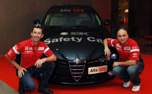 Superbike-Weltmeister Troy Byliss und sein Ducati-Teamkollege Lorenzo Lanza vor dem neuen Safety Car der Superbike-Weltmeisterschaft 2007, einem Alfa 159 SportWagon